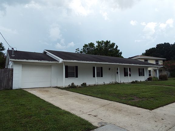Ext view w/ 1 car garage.