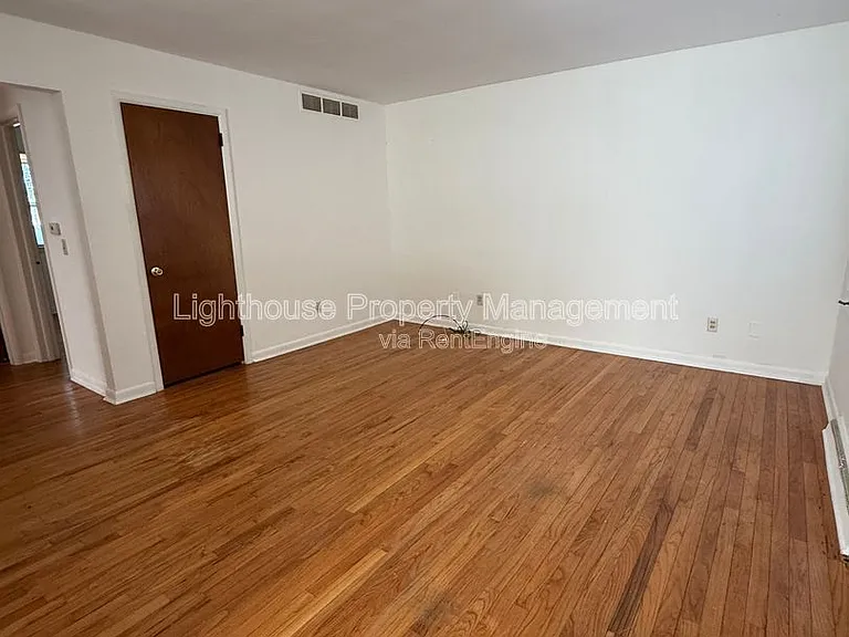 2118 Woodbine Ave — Photo 4