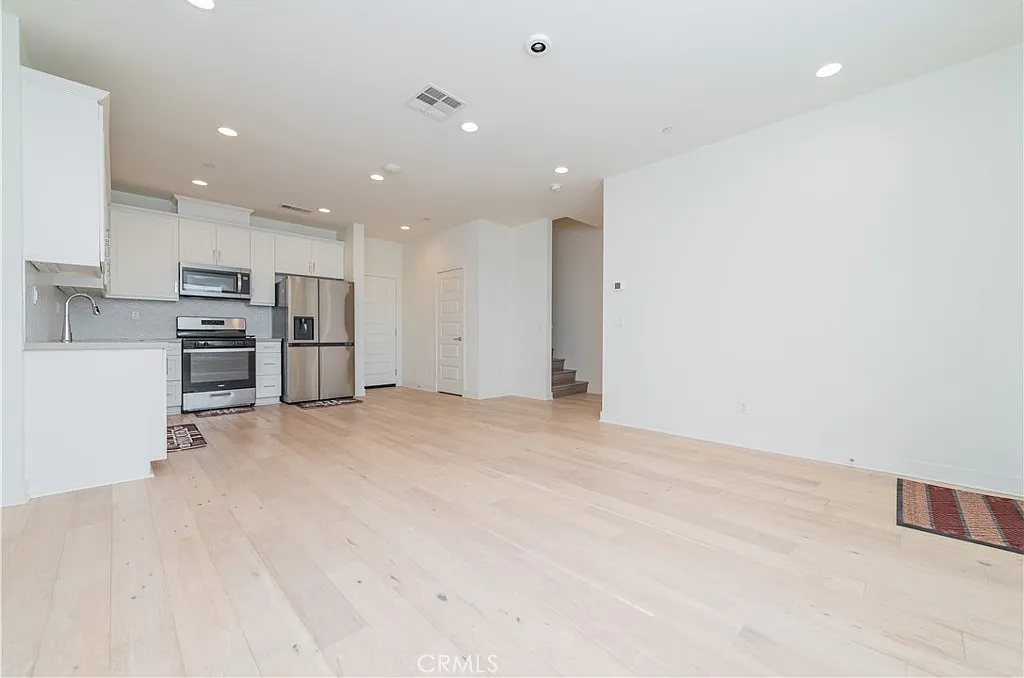 3 bed, 2.5 bath, 1570 sqft, $3,150 — Photo 4