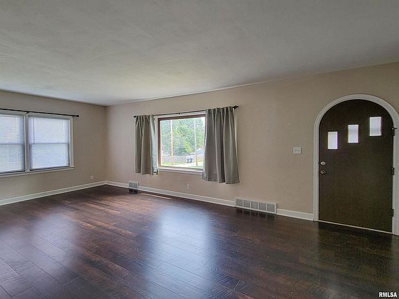 3rd image of 2640 N Division St