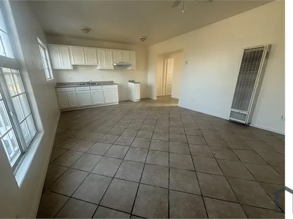 9562 Compton Ave, Los Angeles, CA 90002