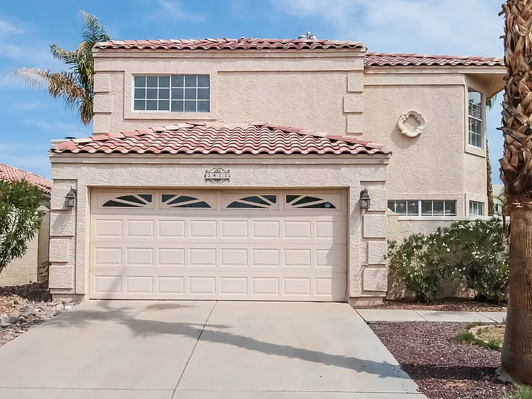 3422 E Woodland Dr — Photo 1