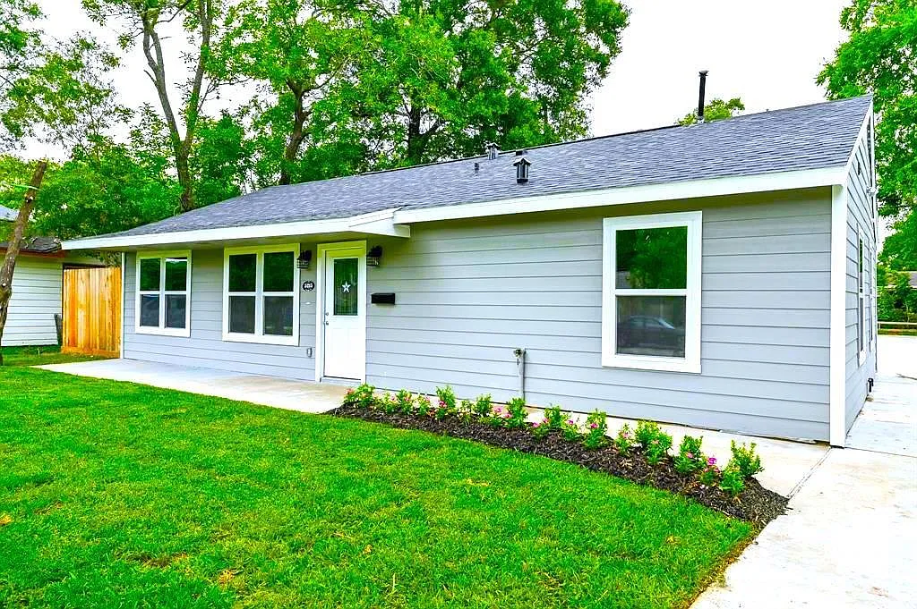 3 bed, 2.0 bath, 1100 sqft, $1,990 — Photo 1