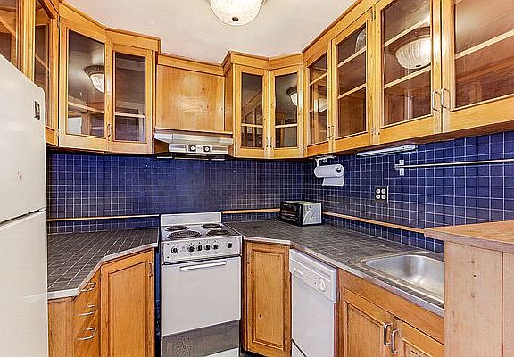 3rd image of 325 W 89th St APT 4