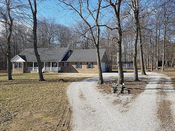 Circle drive w/2 car garage