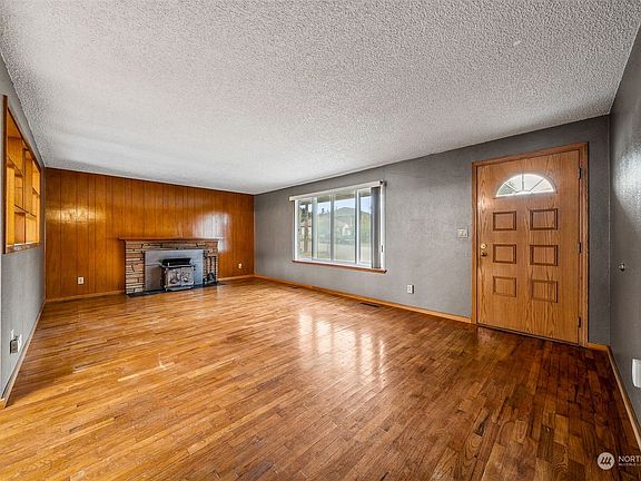 3rd image of 19828 35th Avenue S