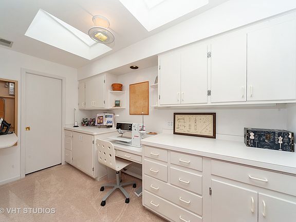 5th image of 302 E Maude Ave