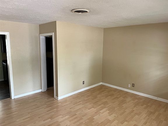3rd image of 1519 Windsor Way
