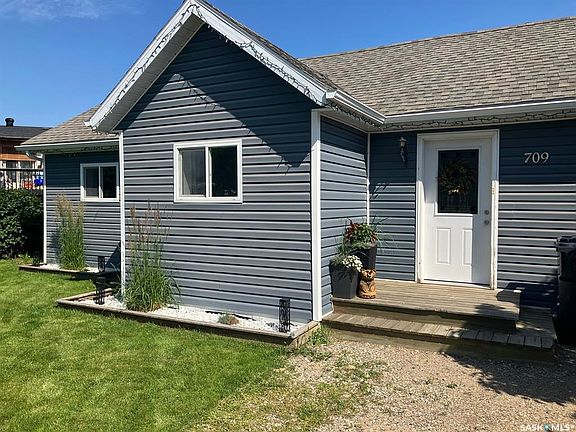 3rd image of 709 6th AVENUE W