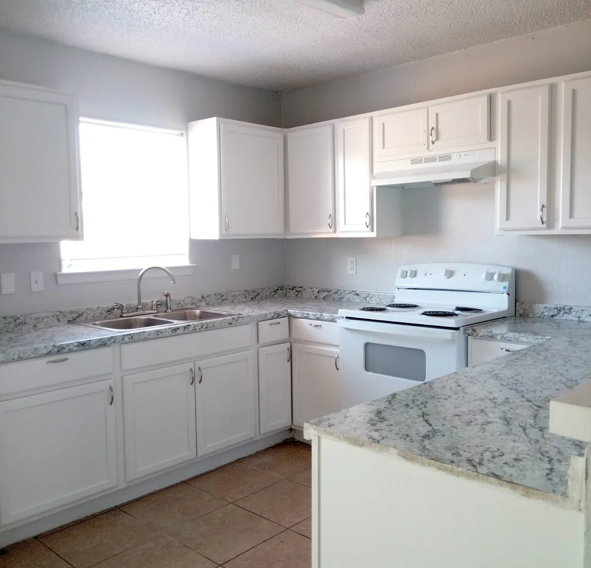 3 bed, 1008 sqft, $999 — Photo 1