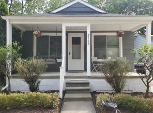 2169 Ridgemont Rd, Grosse Pointe Woods, MI 48236