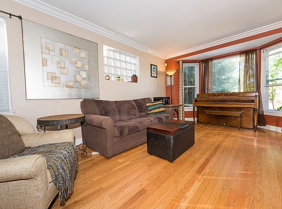 2nd image of 5941 N Sacramento Ave