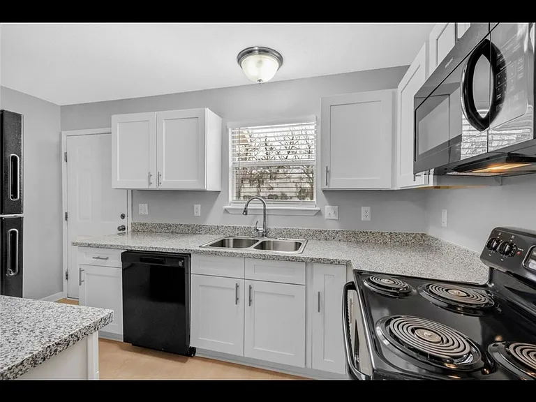 1419 E Sequoyah Ct — Photo 3