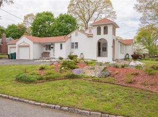 242 Miantonomo Dr, Warwick, RI 02888