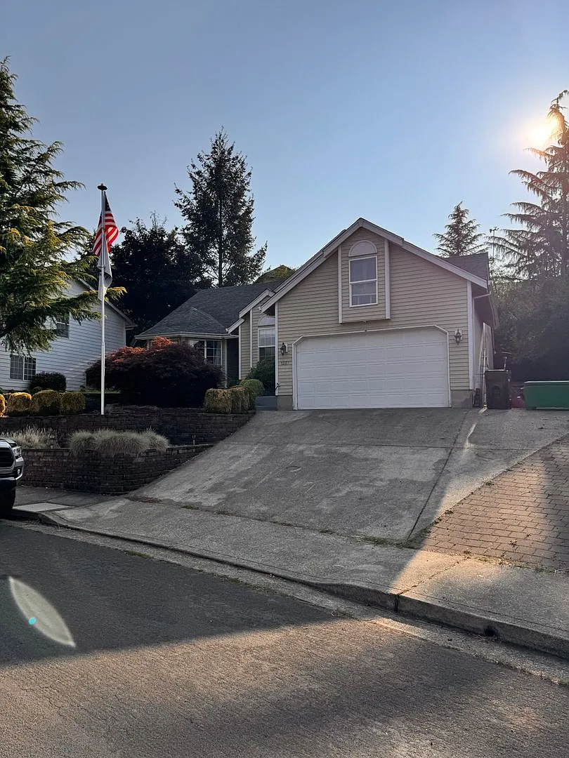 Hucrest 3 bedroom 2 bath home with garage — Photo 1