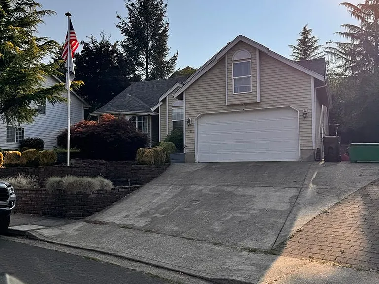 1327 NW Vallejo Dr — Photo 1