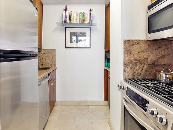 3rd image of 211 E 53rd St Ph F
