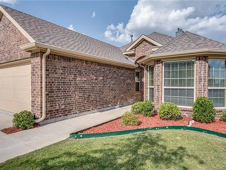 429 Roger Graves Cir — Photo 2