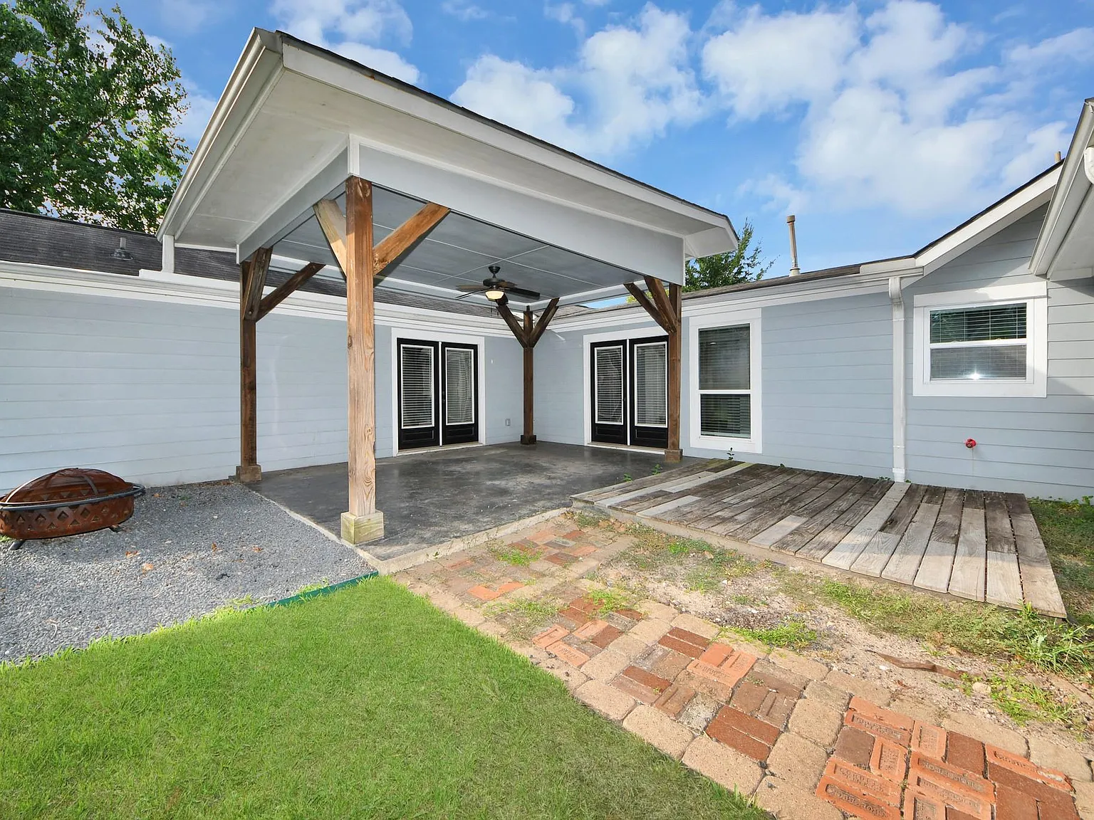 3 bed, 2.0 bath, 1801 sqft, $3,950 — Photo 4