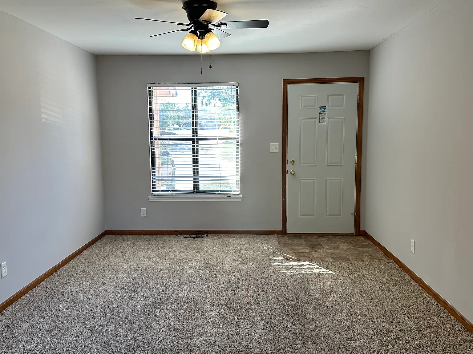 4 bed, 2.5 bath, 2017 sqft, $1,585 — Photo 2