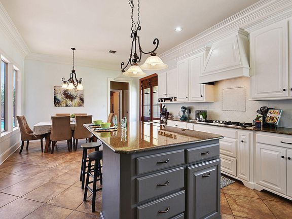 5th image of 303 Moss Brook Dr