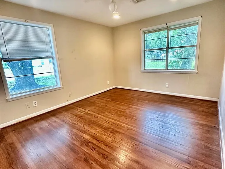 1100 Frost St — Photo 11