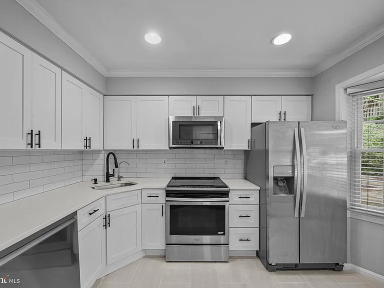 2035 S Glebe Rd — Photo 8