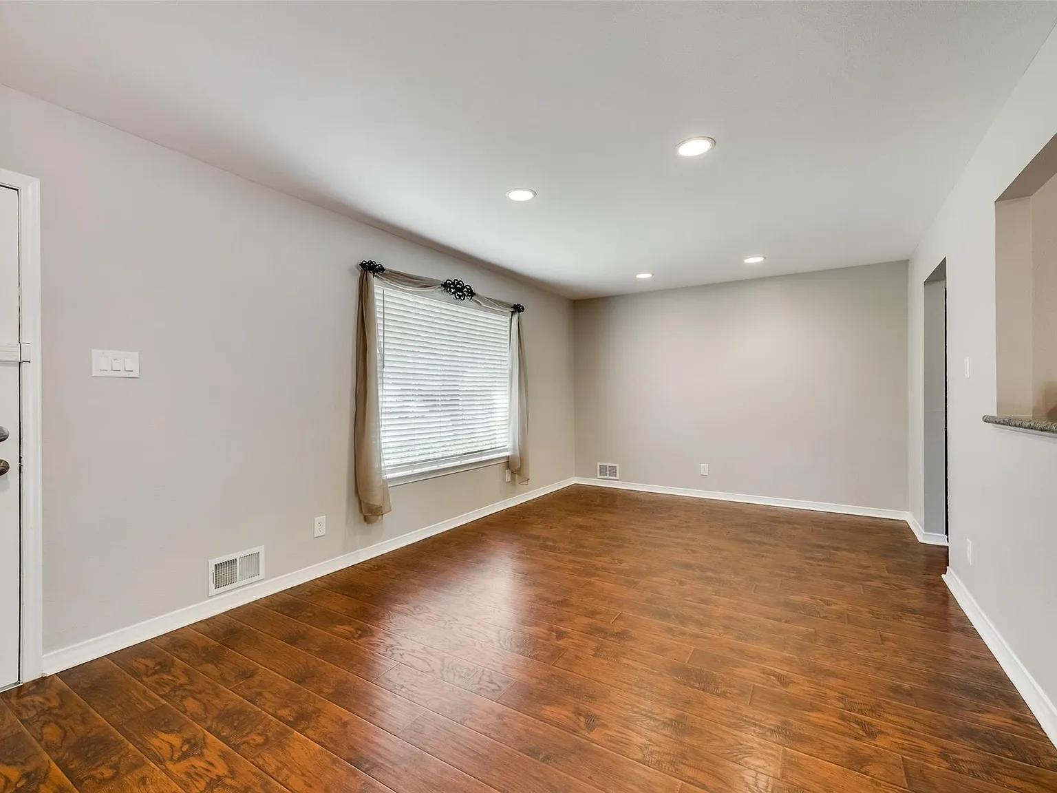 4 bed, 1924 sqft, $3,395 — Photo 2