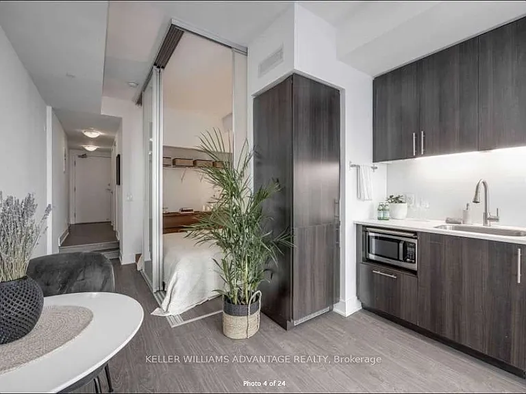 508 Wellington St W #505 — Photo 4