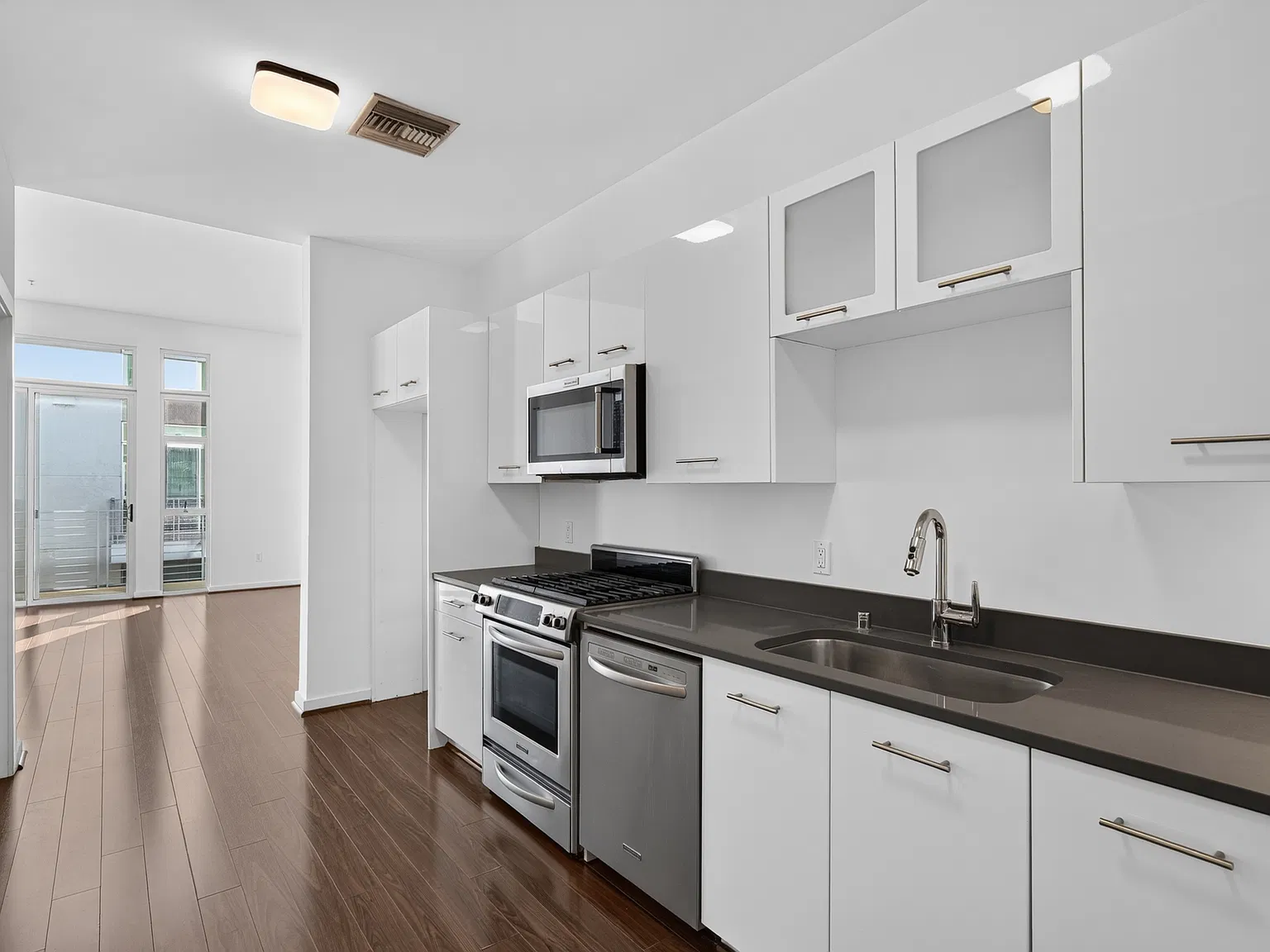 Studio, 650 sqft, $2,550 — Photo 3