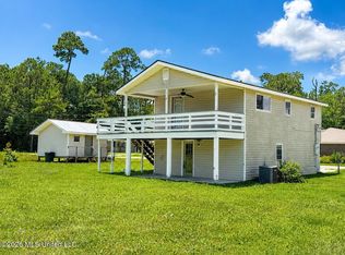 924 Washington St, Waveland, MS 39576