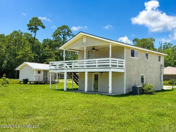 924 Washington St, Waveland, MS 39576