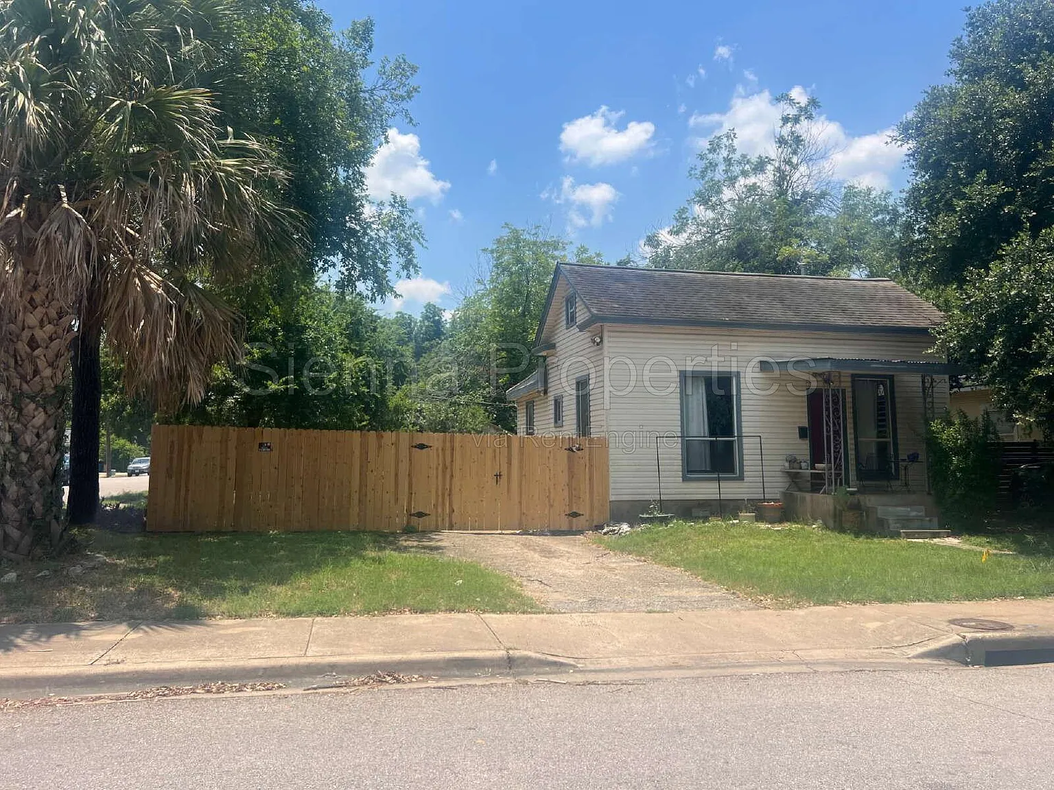 1 bed, 1.0 bath, 702 sqft, $2,100 — Photo 1