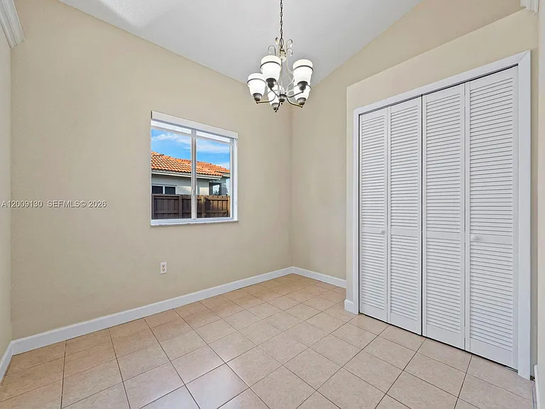 704 SE 14th Pl — Photo 13