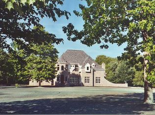 2141 Forest Grove Rd, Coraopolis, PA 15108