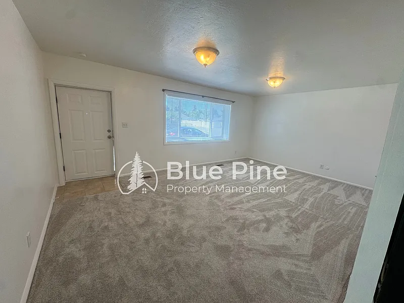 2 bed, 1.0 bath, 1858 sqft, $1,050 — Photo 2