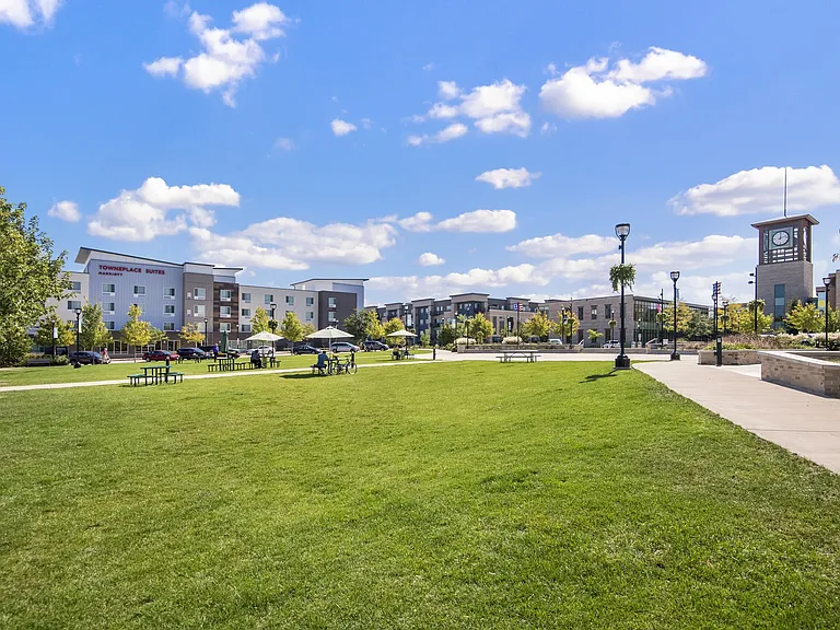 Emerald Row Apartments — Photo 20