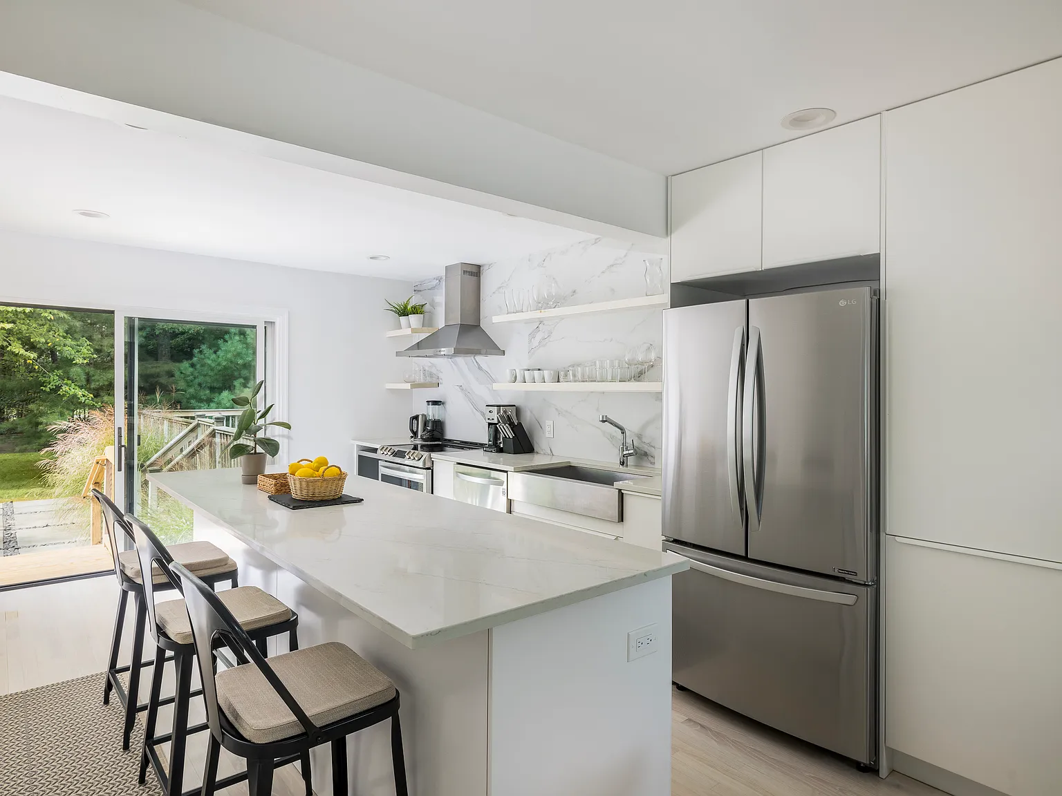 Fully Renovated, Minutes to Village and Ocean Beaches — Photo 4