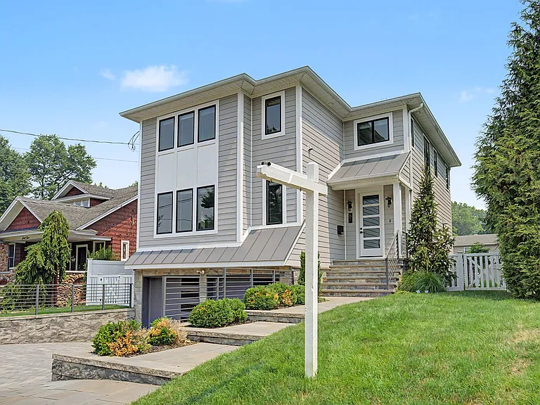 67 Westervelt Pl — Photo 2