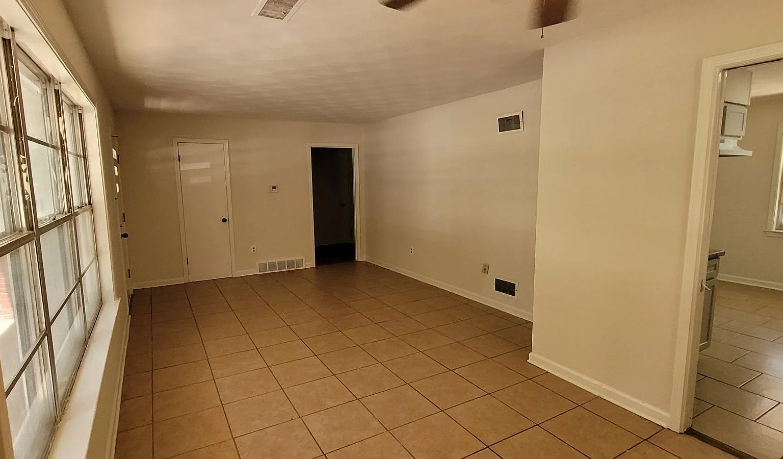 3 bed, 1.0 bath, 1187 sqft, $1,395 — Photo 4
