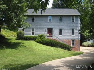77 Cherry Hills Dr, Belpre, OH 45714