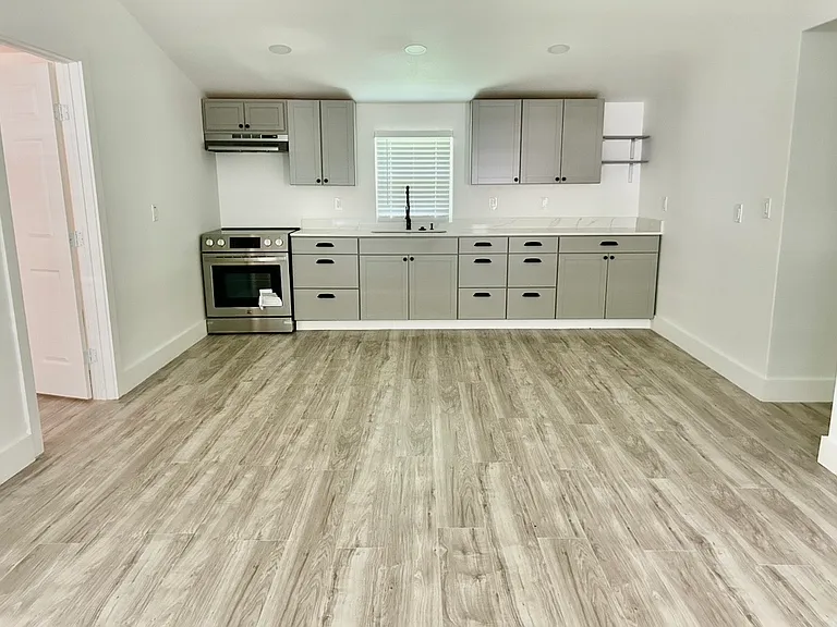 937 Anderson St — Photo 3