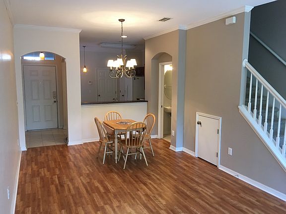 Living Room/Dining Area