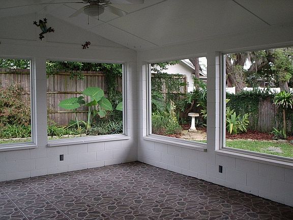 screen lanai-enjoy your morning coffee here!