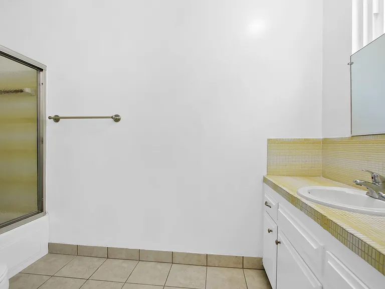1237 Berkeley St - steps to Wilshire Blvd in Santa Monica — Photo 14