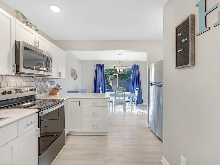1115 Laura Dr — Photo 17
