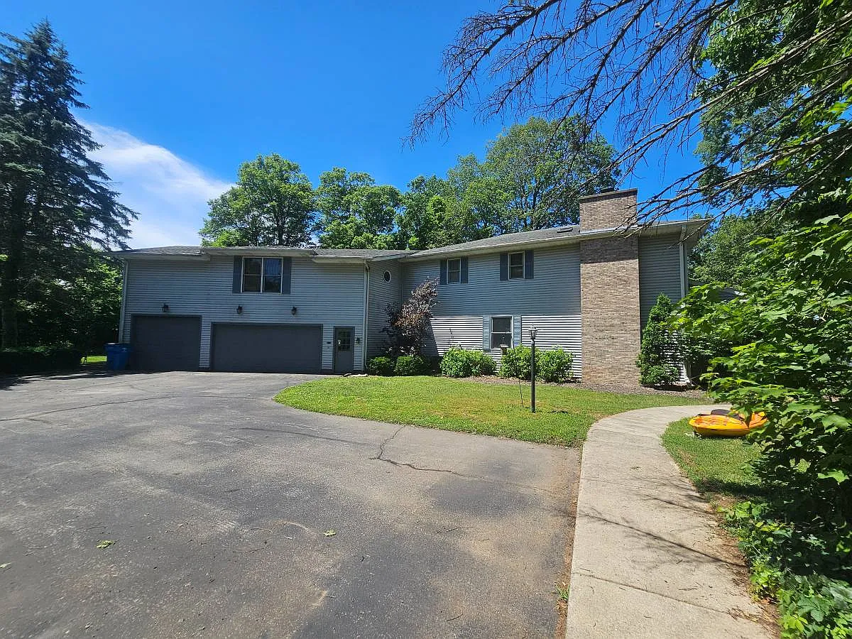 4 bed, 3031 sqft, $3,400 — Photo 3