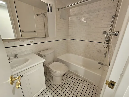 Rented by essential NEW YORK Real Estate | media 11