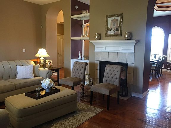 3rd image of 302 Willow Crossing Ct