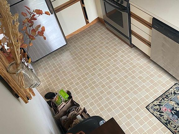 2nd image of 816 W Lake St #201